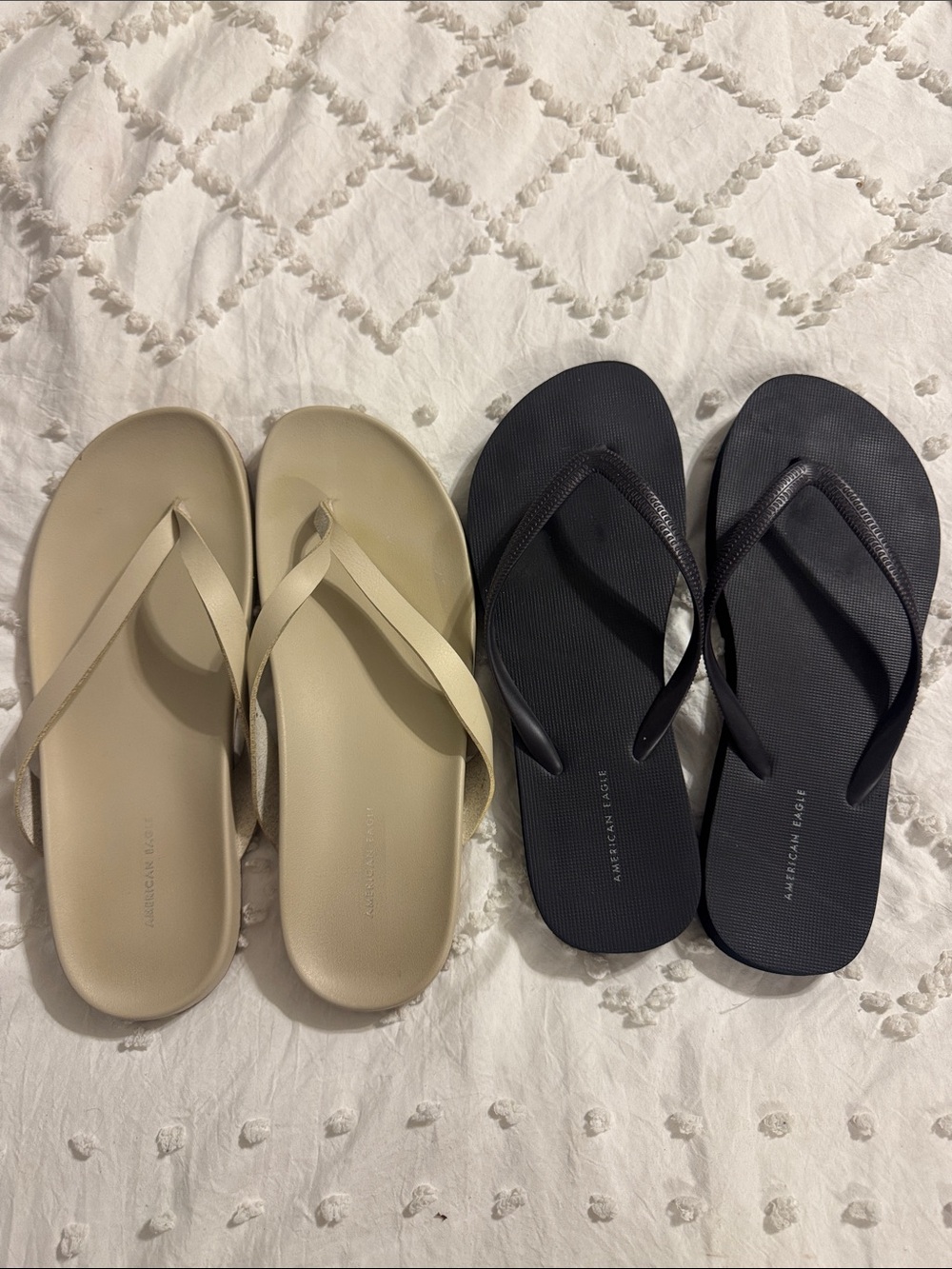 Lot of 2 American Eagle Outfitters Beige and Black Flip Flop Sandals Sz 9